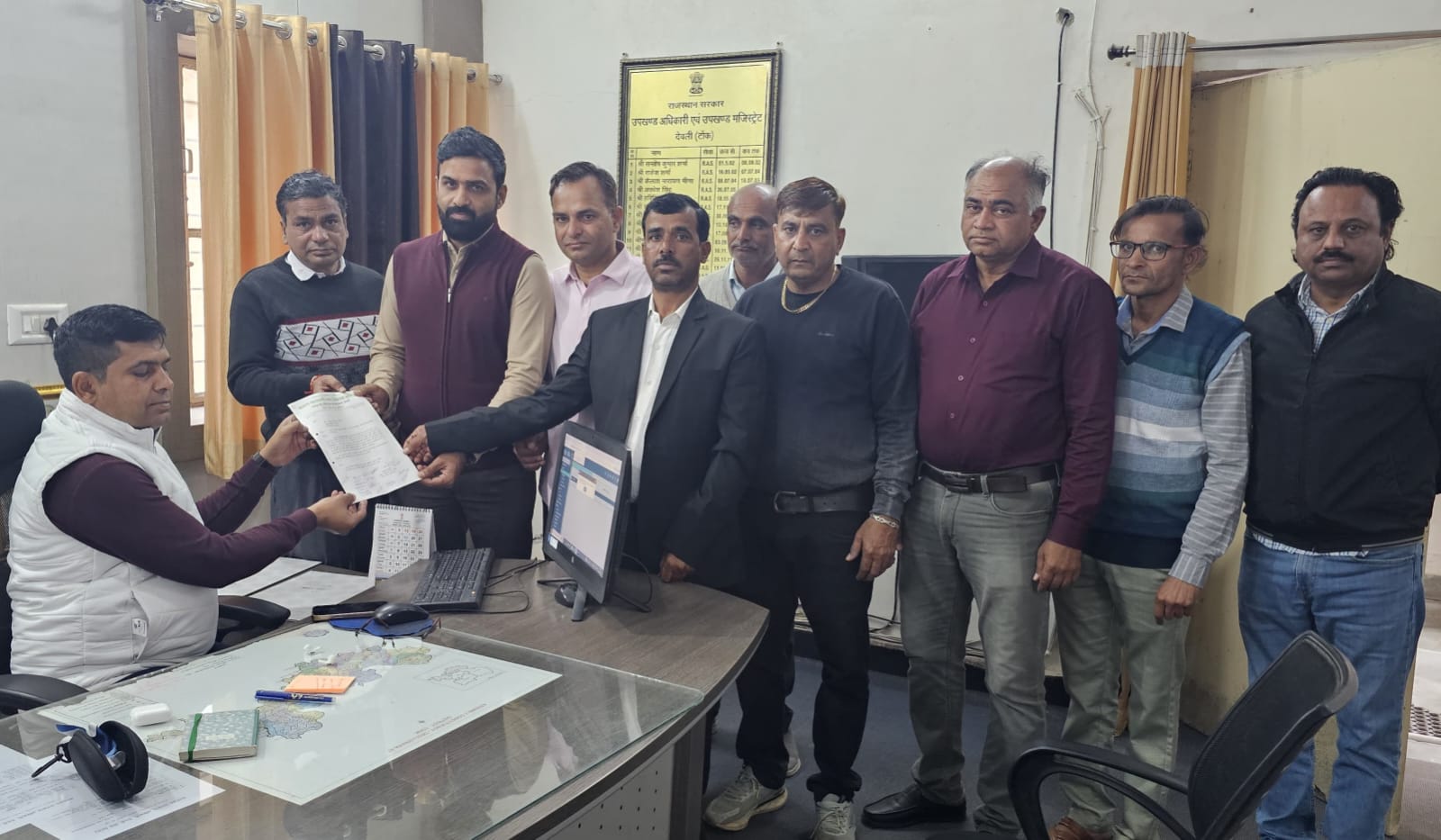 देवली, प्रताप नारायणी नगर विकास समिति जयपुर रोड के लोगों ने सोमवार को एसडीओ मनोज कुमार व पालिकाध्