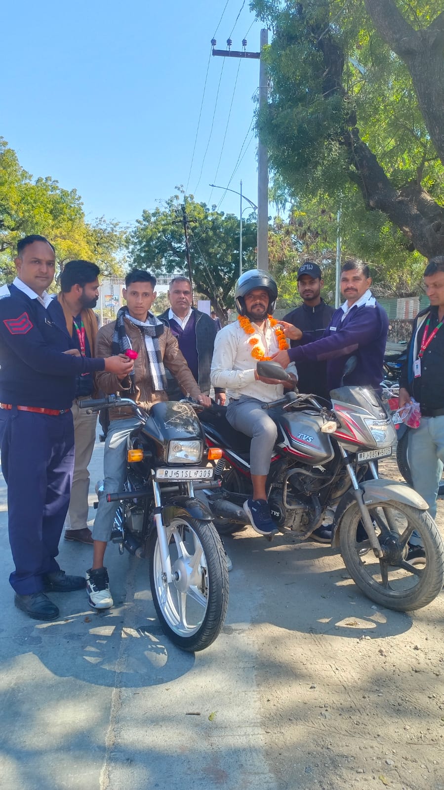 देवली,राष्ट्रीय सड़क सुरक्षा माह को लेकर मंगलवार को देवली में यातायात पुलिसकर्मियों ने लोगों से