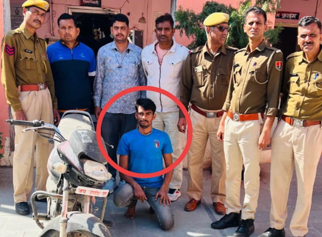 देवली ,करीब 8 माह पूर्व शहर के बावड़ी बालाजी मंदिर से चांदी के छत्र चुराने के एक फरार आरोपी को देवल
