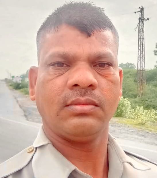 देवली, थाना क्षेत्र के राजमहल मार्ग पर मंगलवार रात तेज गति वाले ट्रैक्टर ने एक पुलिसकर्मी की जान 