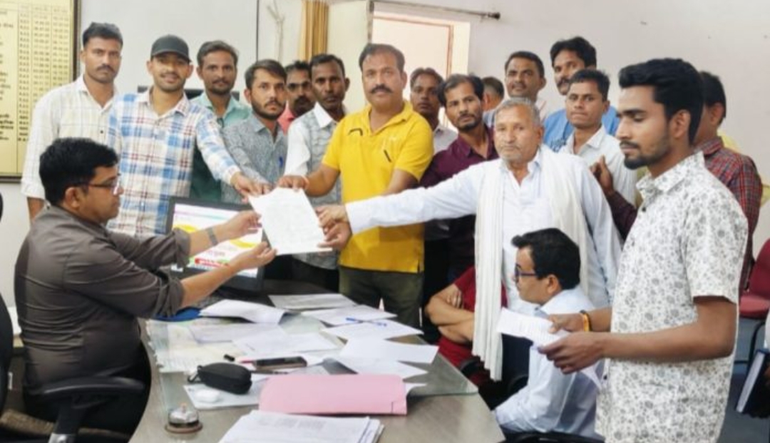 देवली, ,समीप की देवली गांव पंचायत के लोगों ने मंगलवार को देवली उपखंड अधिकारी मनोज कुमार मीना को ज्
