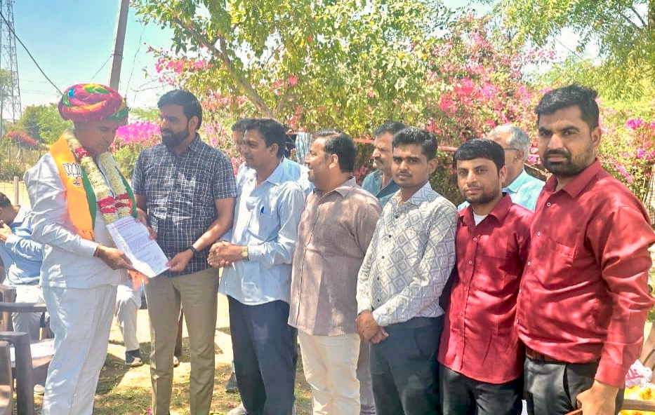 देवली , शहर की जयपुर रोड स्थित प्रताप नारायणी नगर निवासियों ने विधायक राजेंद्र गुर्जर को मांग पत्