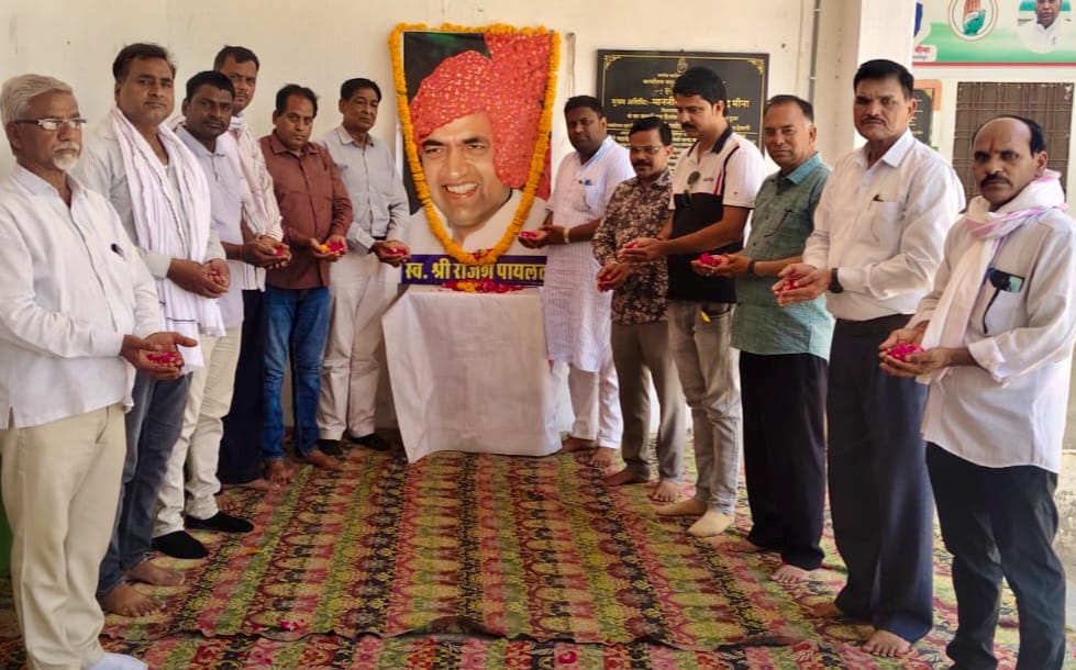 देवली ,नगर कांग्रेस कमेटी की ओर से पूर्व केंद्रीय मंत्री राजेश पायलट की 25वीं पुण्यतिथि पर पुष्पा