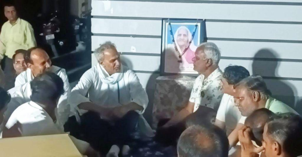 देवली ,लोकसभा सांसद हरिश्चंद्र मीना ने रविवार रात विवेकानंद कॉलोनी स्थित वरिष्ठ पार्षद भीमराज ज