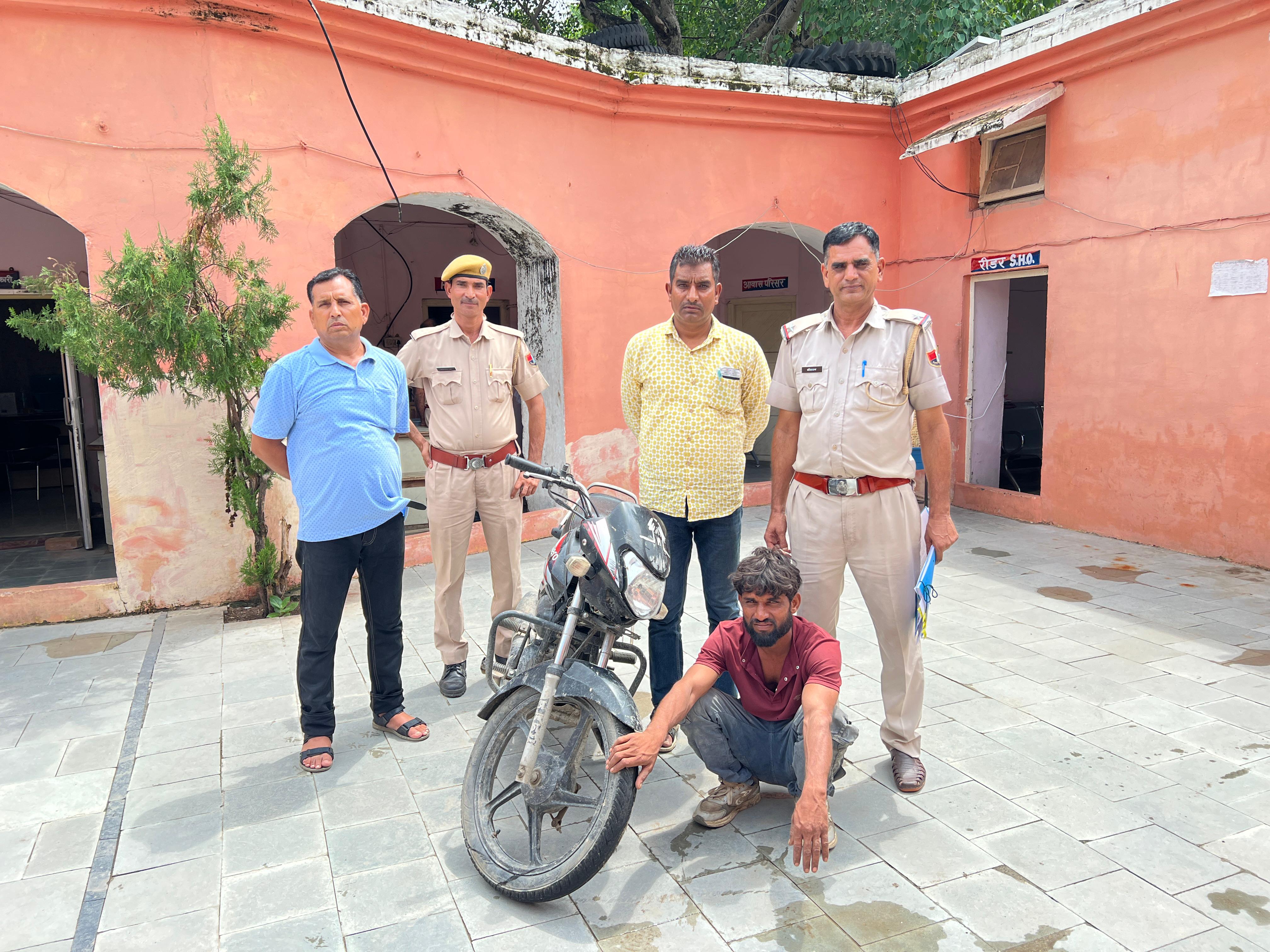 देवली पुलिस ने एक शातिर मोटरसाइकिल चोर को गिरफ्तार किया है, जिसने देवली से तीन मोटरसाइकिल चोरी कर