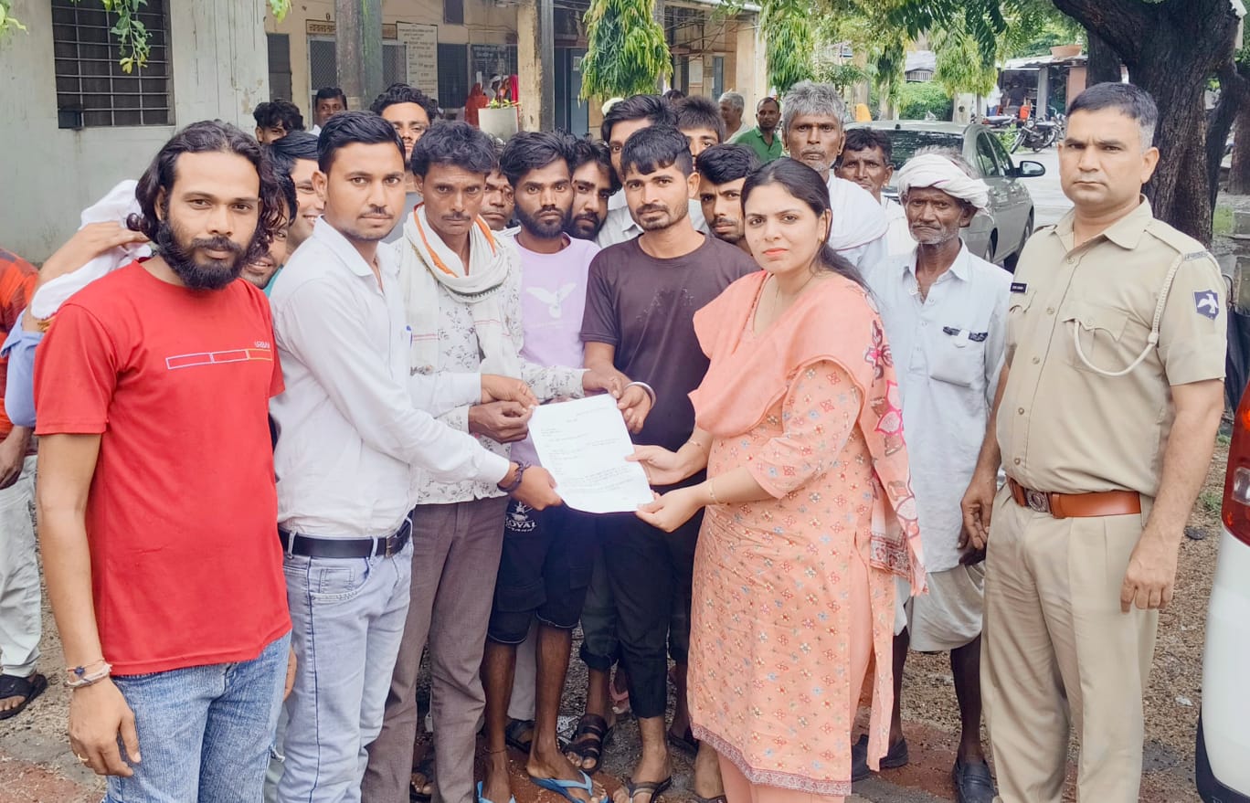 देवली , सतवाड़ा के आदिवासी समाज के लोगों ने बुधवार को उपखंड अधिकारी देवली को एक ज्ञापन सौंपा, जिसम