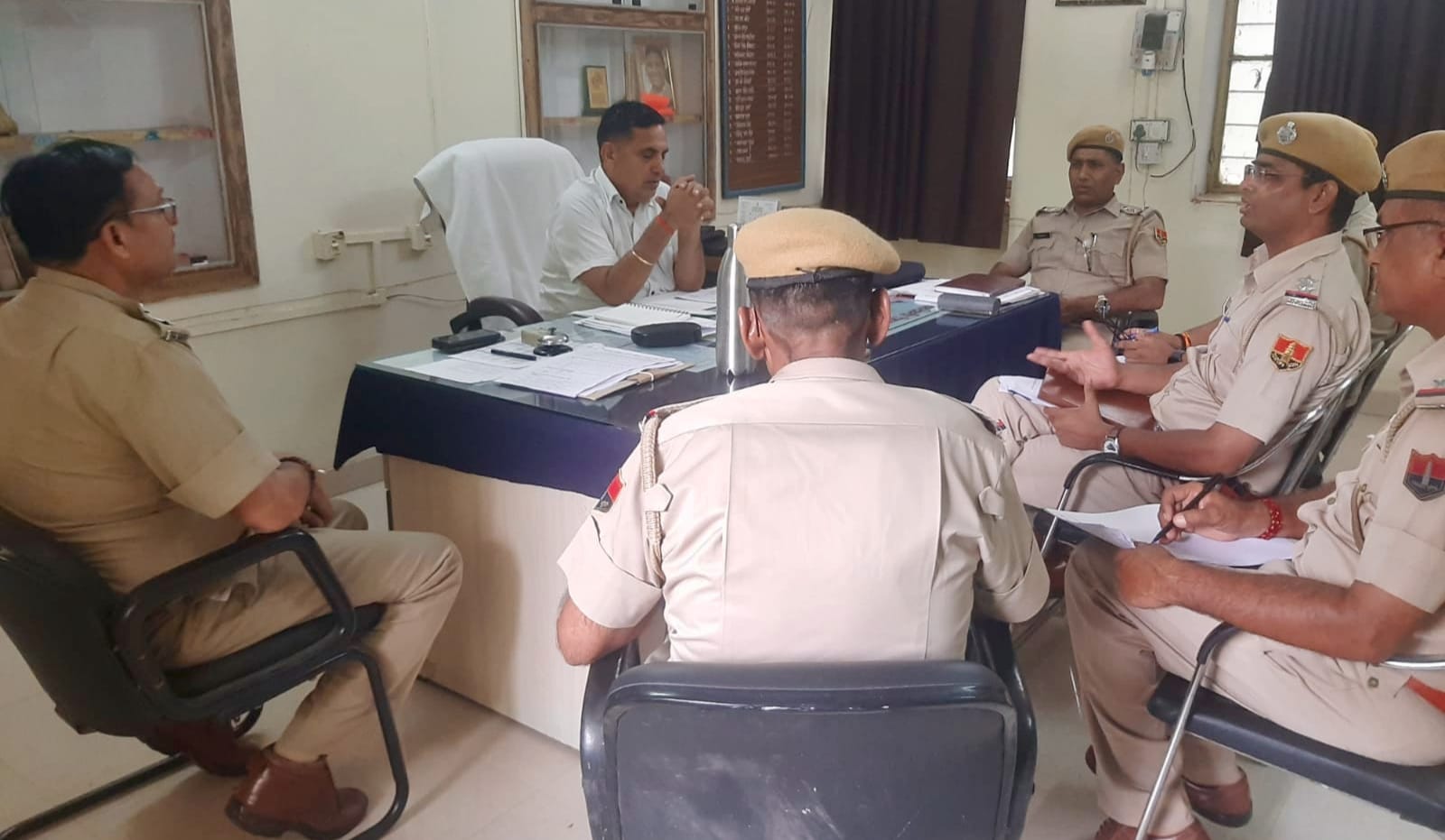देवली में गुरुवार को अतिरिक्त पुलिस अधीक्षक मालपुरा मोटाराम बेनीवाल ने वृत स्तरीय क्राइम मीटिं
