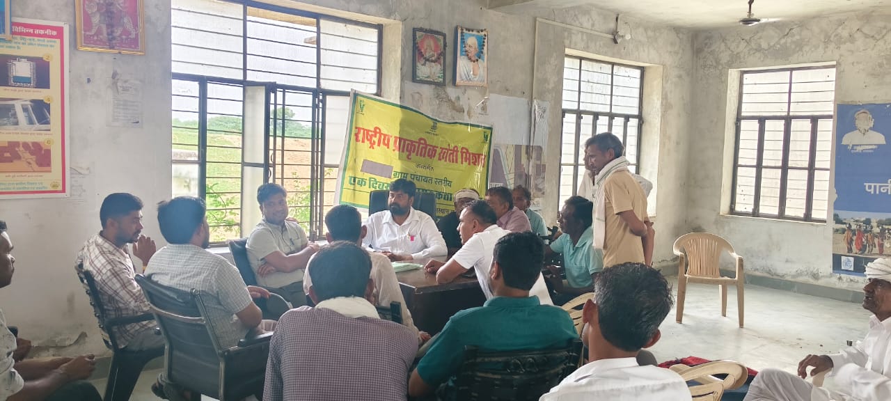 पनवाड़ में हर घर नल योजना के तहत हो रही समस्याओं के समाधान के लिए अधिकारियों ने ग्रामीणों को आस्व