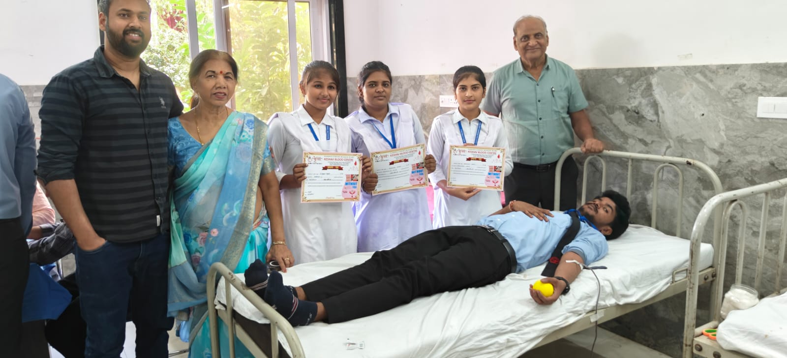 देवली ,शहर के महेश नर्सिंग होम में शुक्रवार को शारदा सोसायटी की ओर से एक सफल रक्तदान शिविर का आयोज
