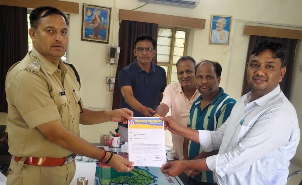 देवली ,व्यापार महासंघ देवली ने शुक्रवार को पुलिस उपअधीक्षक रामसिंह को एक ज्ञापन सौंपा है, जिसमें 