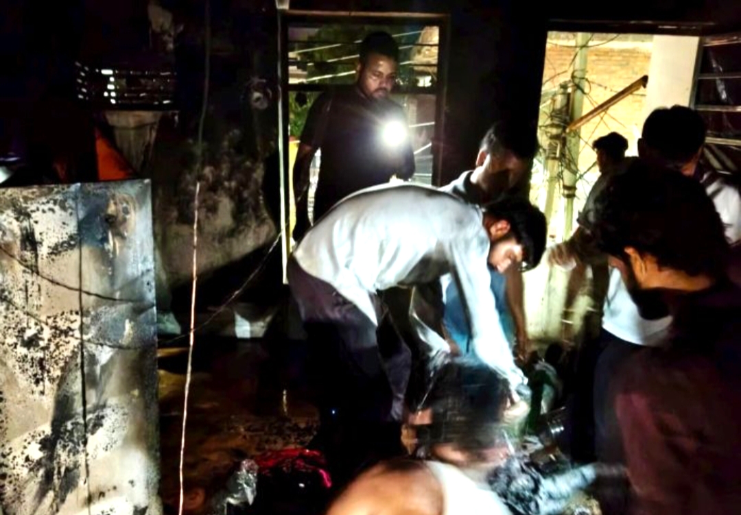 देवली,शहर की बंगाली कॉलोनी में शनिवार रात एक मकान की दूसरी मंजिल पर आग लग जाने से घर के घरेलू सामान
