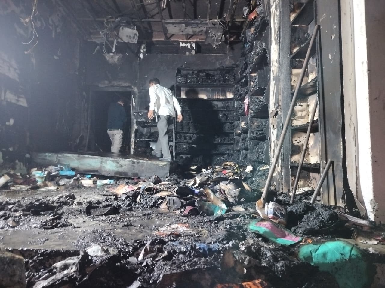 देवली: दीपावली की रात 70 फीट लंबी होलसेल दुकान का माल जलकर खाक, करीब 15 लाख का माल स्वाहा व्यापारी की म