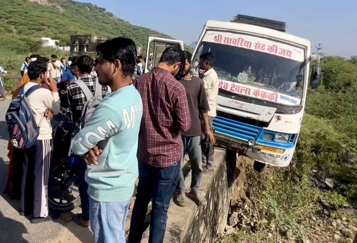 देवली ,थाना क्षेत्र के राजमहल गांवड़ी रोड पर सोमवार सुबह एक निजी बस अनियंत्रित होकर नाले की पुलिय