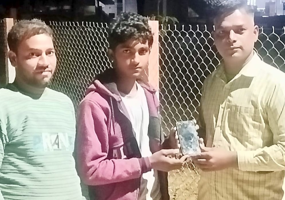 देवली, देवली में नाइट ड्यूटी पर सुनील ग्वाला मौजूद एक होमगार्ड ने नेकी दिखाते हुए एक युवक का खोया 