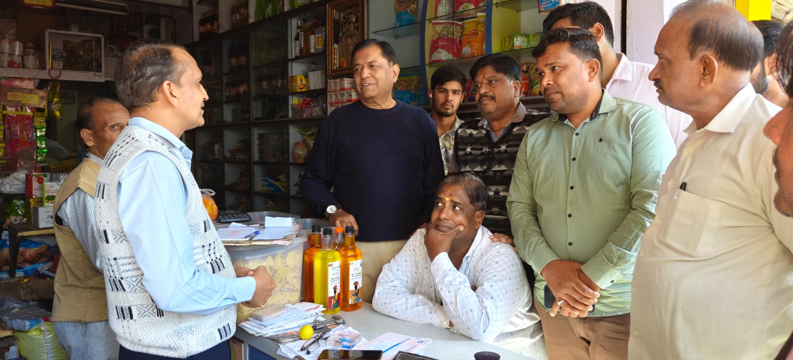 देवली के मुख्य बाजार में किराना व्यापारी से बैग छीनने की कोशिश,बुजुर्ग व्यापारी के विरोध से नाका�