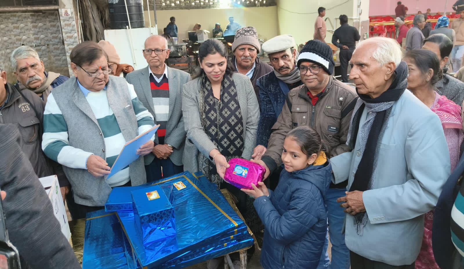देवली ,शहर के नेवरबाग बालाजी मंदिर परिसर में रविवार शाम जन सेवा समिति की ओर से कूपन आधारित स्नेह म�
