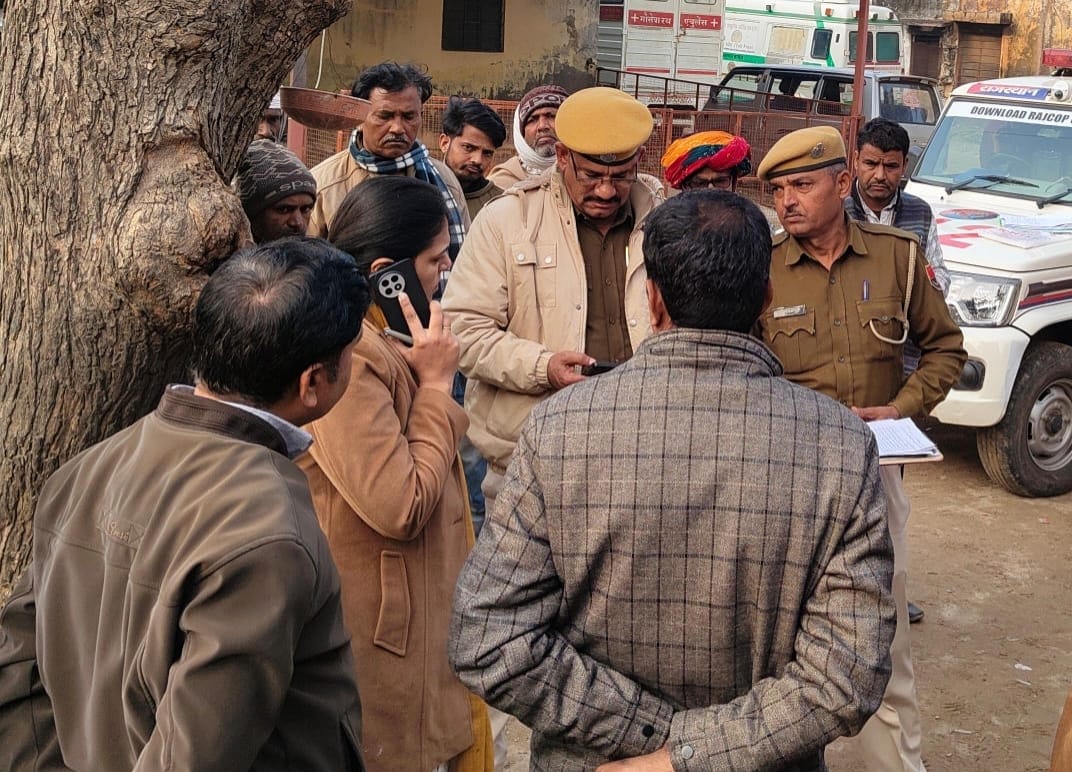 देवली ,दूनी थाना क्षेत्र के राजमहल गांव में शुक्रवार सुबह एक 22 वर्षीय विवाहिता द्वारा गले में लुग�