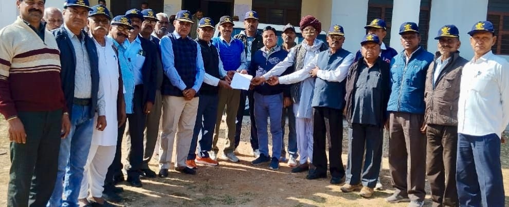 देवली , गौरव सेनानी दूनी ब्लॉक द्वारा शहीद स्मारक के लिए भूमि आवंटन की मांग को लेकर तहसीलदार और एस�