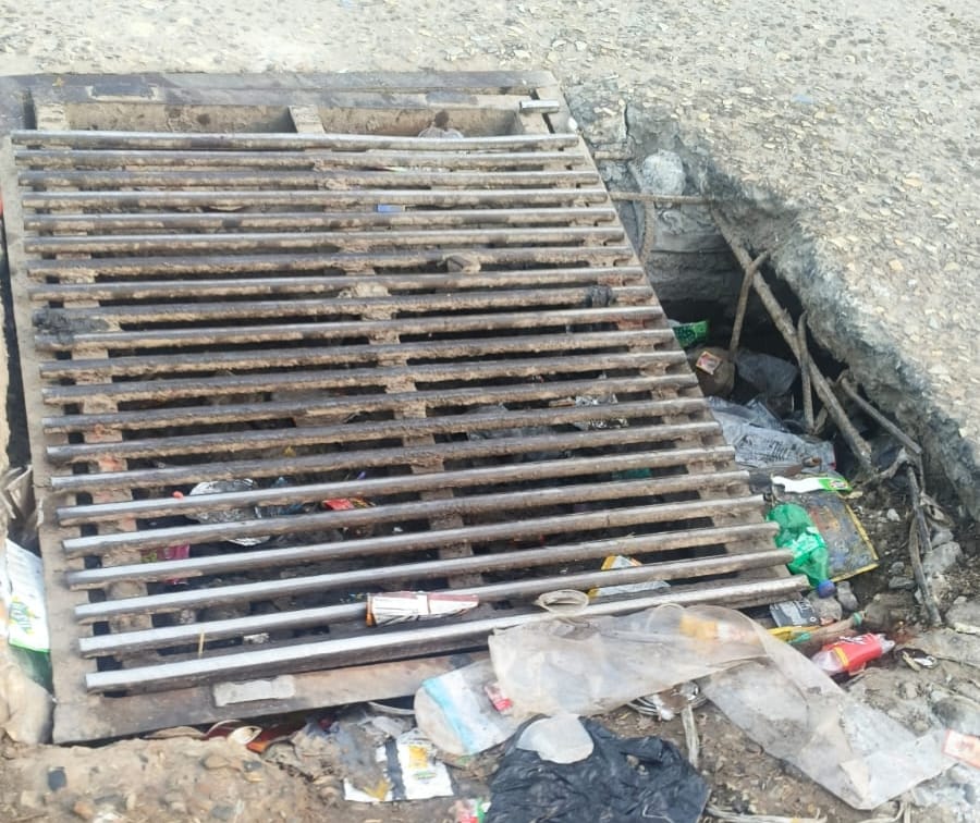 देवली ,शहर के रोडवेज बस स्टैंड के निकास द्वार की ओर नाले पर लगा लोहे का फेरोकवर अपनी जगह से हट गया ह�