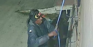 देवली, सीसीटीवी में कैद हुआ केबल काटता संदिग्ध बदमाश शहर के पटेल नगर स्थित जैन मंदिर में चोरी का ए�