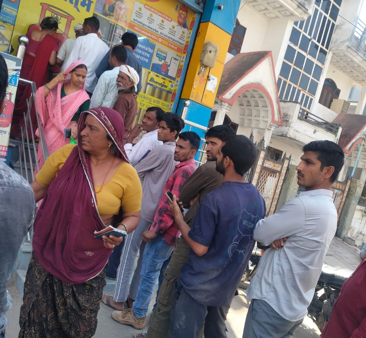 देवली ,मध्य पूर्व में जारी युद्ध के चलते गैस की कीमतों में हुई वृद्धि और बाजार में फैली तरह-तरह की �