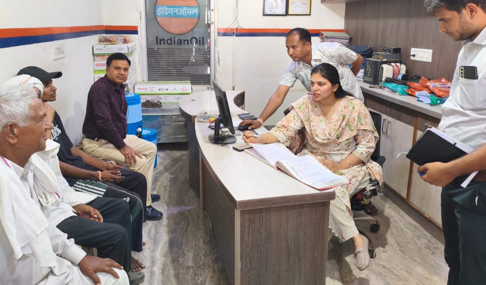 देवली ,टोंक जिला कलक्टर कल्पना अग्रवाल के निर्देशानुसार शुक्रवार को दूनी और घाड़ स्थित इंडियन ग�