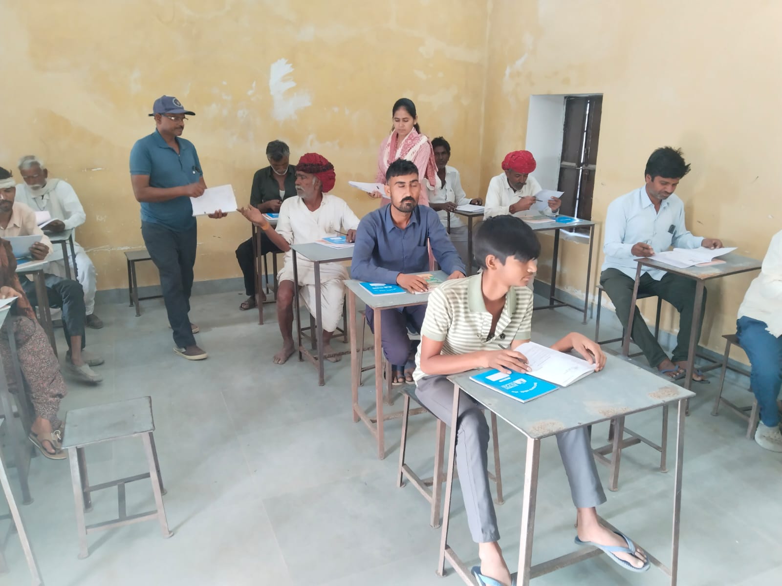 देवली,क्षेत्र के असाक्षरों को साक्षर करने के उद्देश्य से रविवार को विभिन्न केंद्रों पर 'बुनियाद�