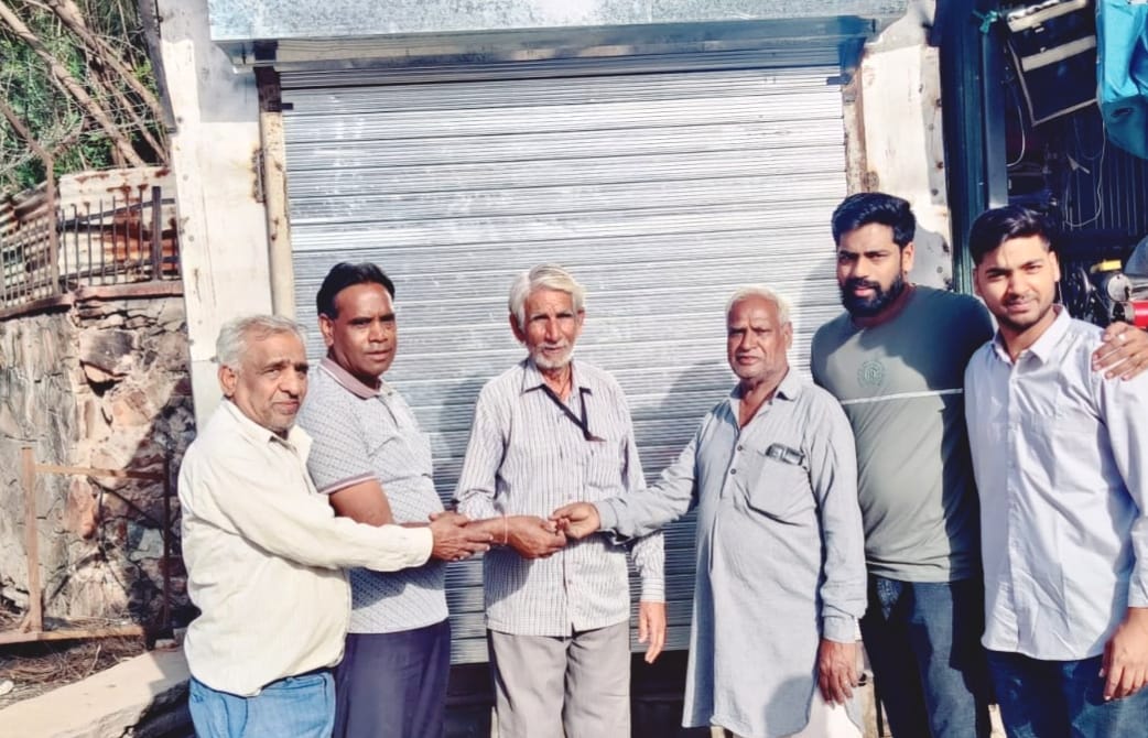 देवली,राख से फिर जी उठी उम्मीद : व्यापारियों ने बुजुर्ग की सूनी आँखों में लौटाई चमक,मानवता का उदाह�