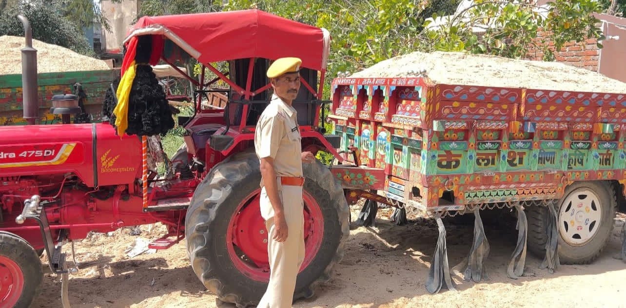 देवली,अवैध बजरी परिवहन करते 2 ट्रैक्टर-ट्रॉली जब्त व एक लावारिस मिली