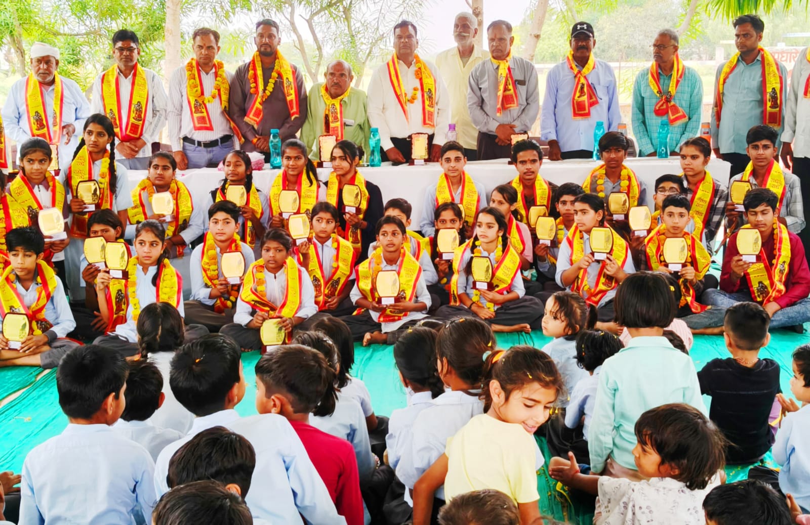 देवली ,ग्राम पंचायत सांवतगढ़ के प्रशासक सुनील कुमार मीणा ने कक्षा 5, 8, 10 और 12 के टॉपर विद्यार्थियों �