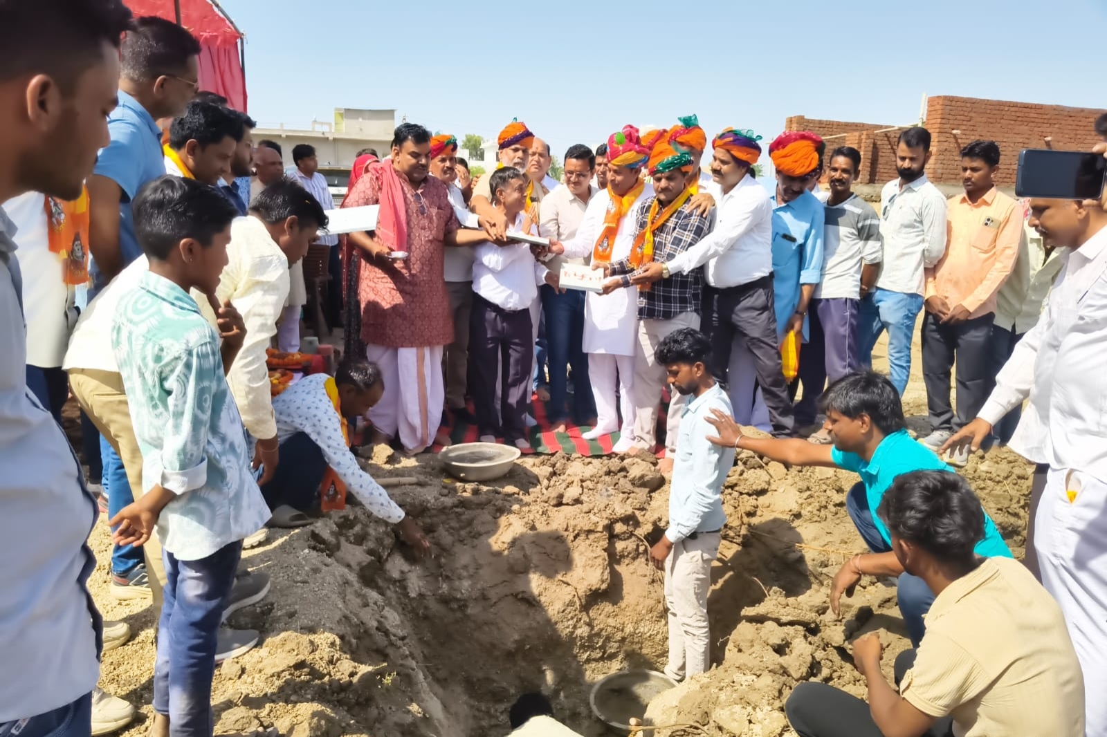 देवली ,हनुमान नगर क्षेत्र के शिव विहार में जहाजपुर विधायक गोपीचंद मीणा ने शुभ मुहूर्त में भगवान श