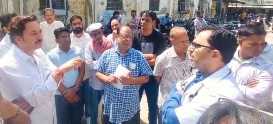 देवली ,स्थानीय राजनीतिक और सामाजिक संगठनों के प्रतिनिधियों ने मंगलवार को उप जिला चिकित्सालय का �