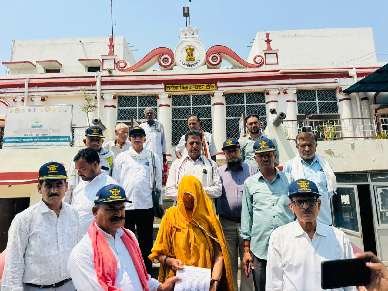 दूनी थाना क्षेत्र के राजमहल निवासी शहीद मिश्रीलाल मीणा की वीरांगना ने अपने स्वामित्व वाले भूखं�
