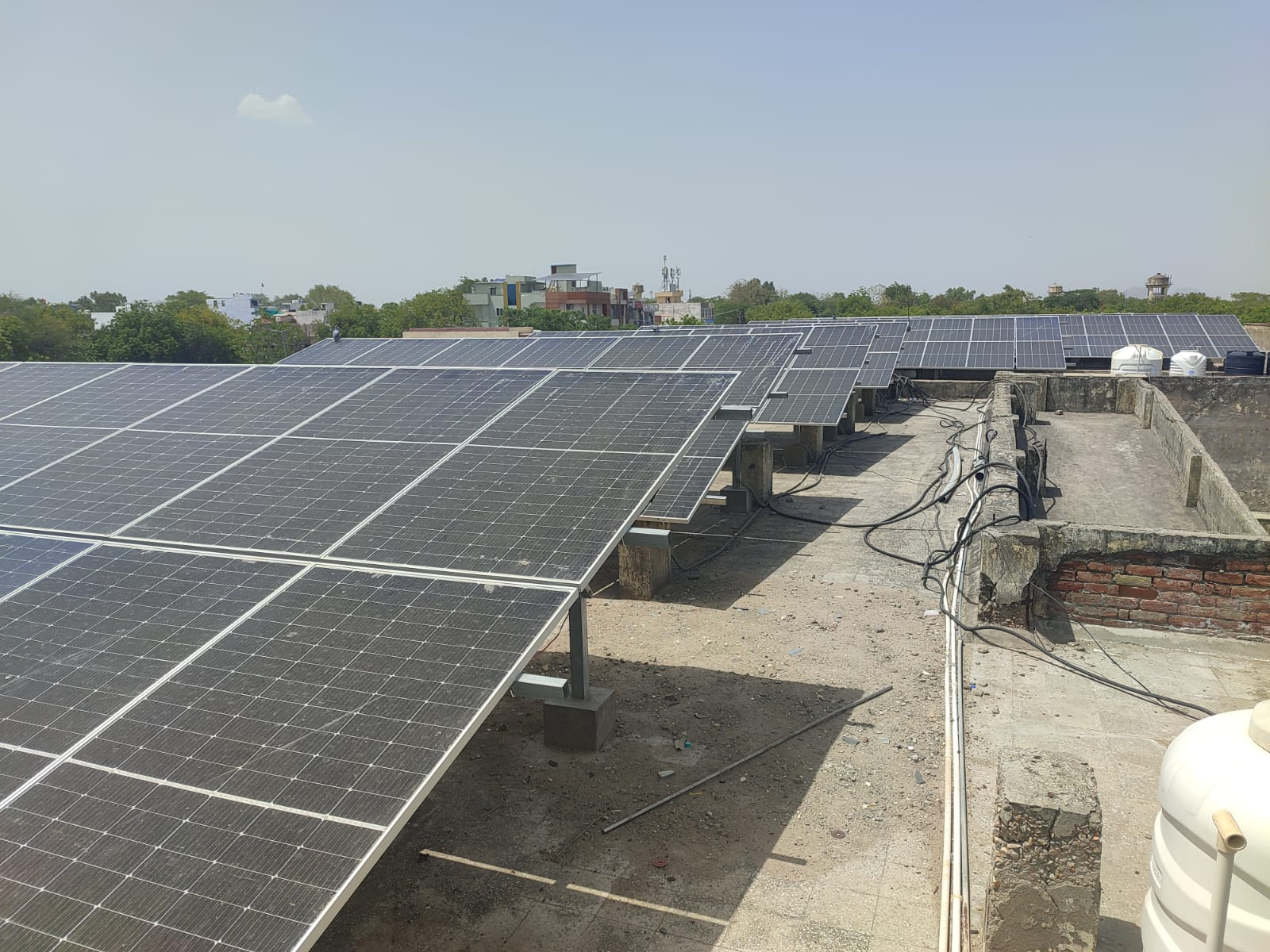 देवली),उप जिला अस्पताल में बिजली की समस्याओं से निपटने के लिए कदम उठाया गया है। अस्पताल परिसर में �