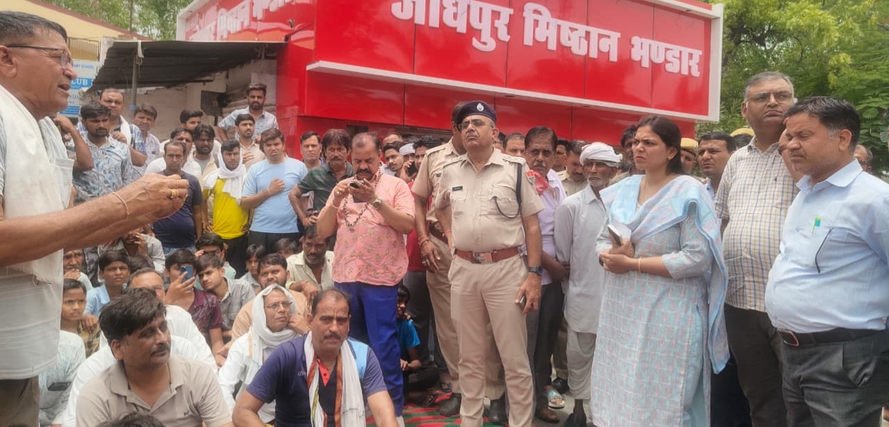 दूनी,अस्पताल में उपचार न मिलने से युवक की मौत पर बवाल...,5 घंटे के धरने के बाद प्रशासन और ग्रामीणों म�
