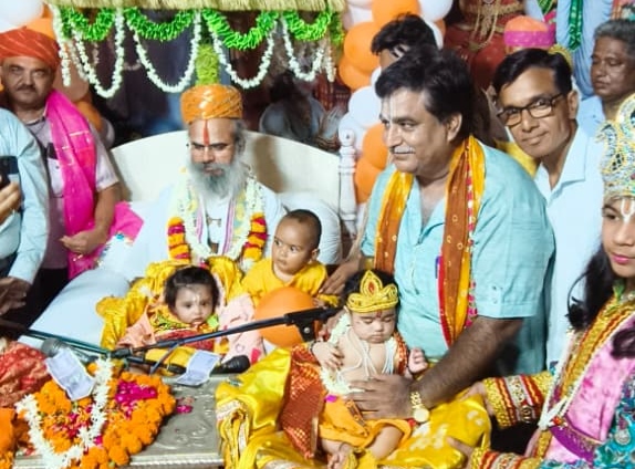 देवली ,शहर के अटल उद्यान में चल रही 15 दिवसीय श्रीराम कथा के दौरान रविवार रात महामंडलेश्वर दिव्य मु