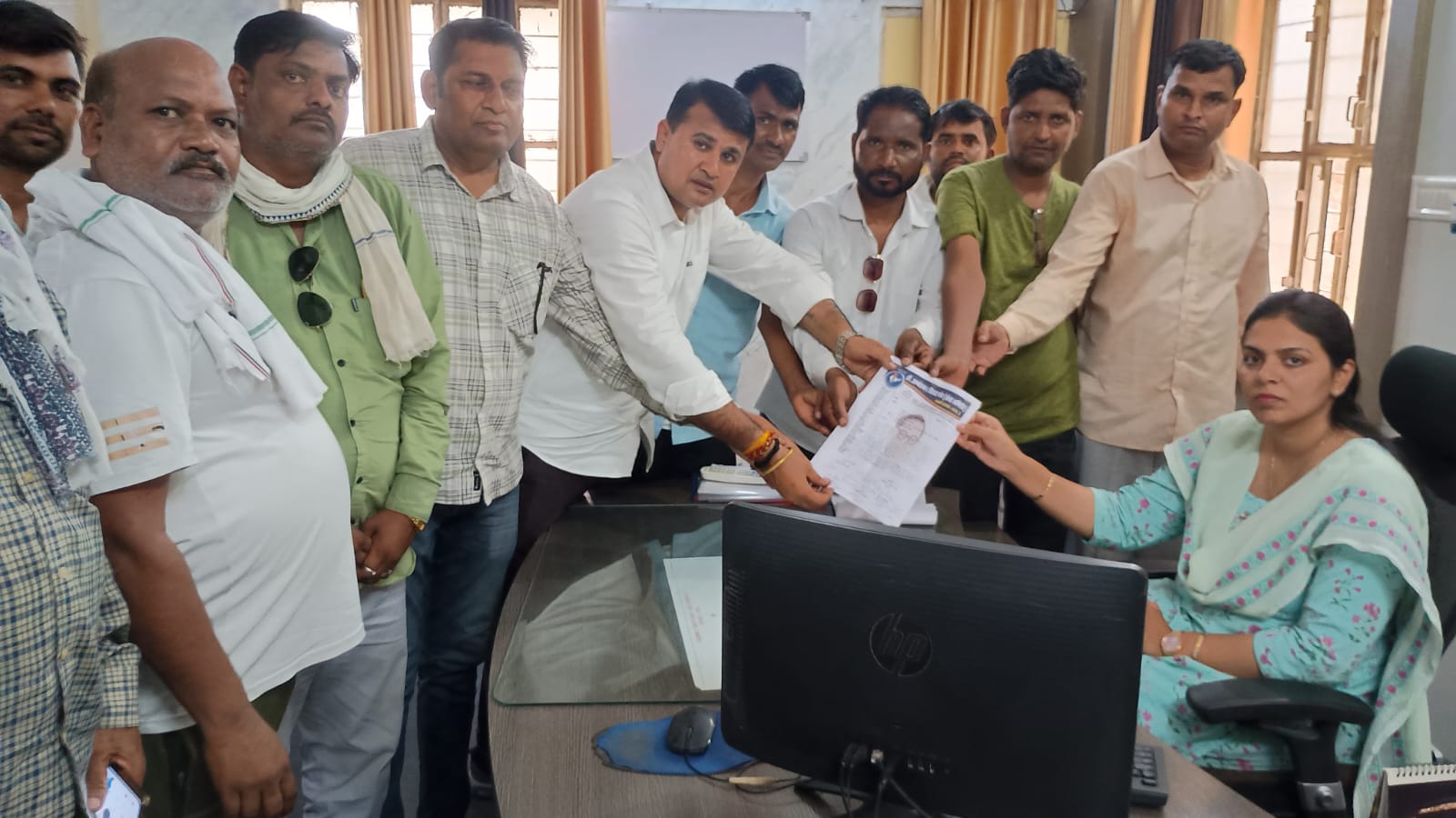 देवली , डॉ. अम्बेडकर विचार मंच सेवा समिति देवली द्वारा उपखण्ड अधिकारी को दिए गए एक ज्ञापन के माध्य�