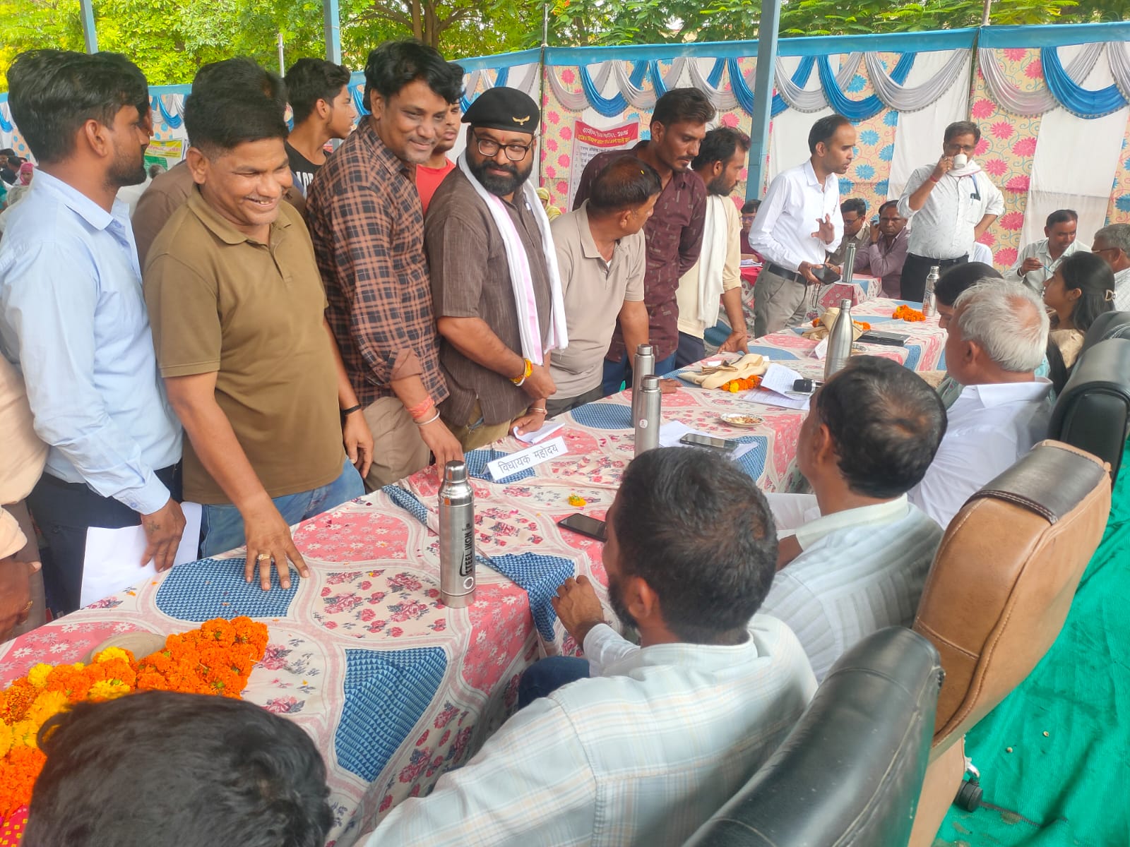 देवली,सोमवार को पनवाड़ शिविर के दौरान विधायक राजेन्द्र गुर्जर को जीर्ण-शीर्ण मन्दिर की मरम्मत क�