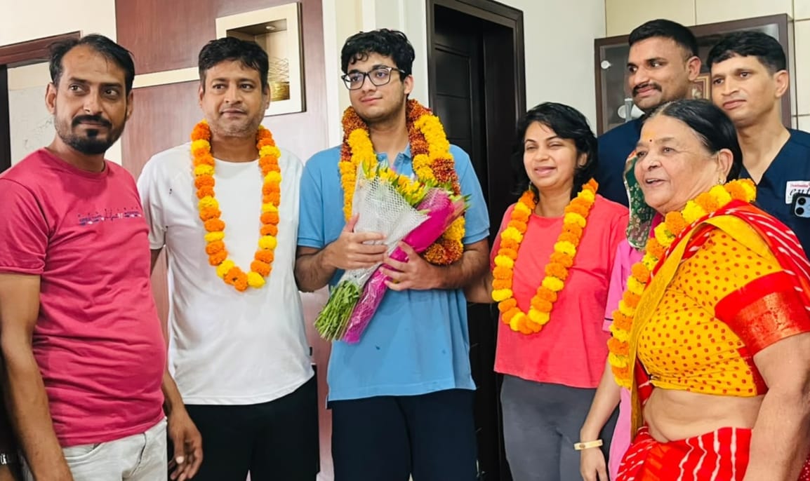 देवली ,शहर के चिकित्सक परिवार के होनहार छात्र प्रत्युष जैन ने नीट-यूजी 2026 परीक्षा में 720 में से 646 अं�