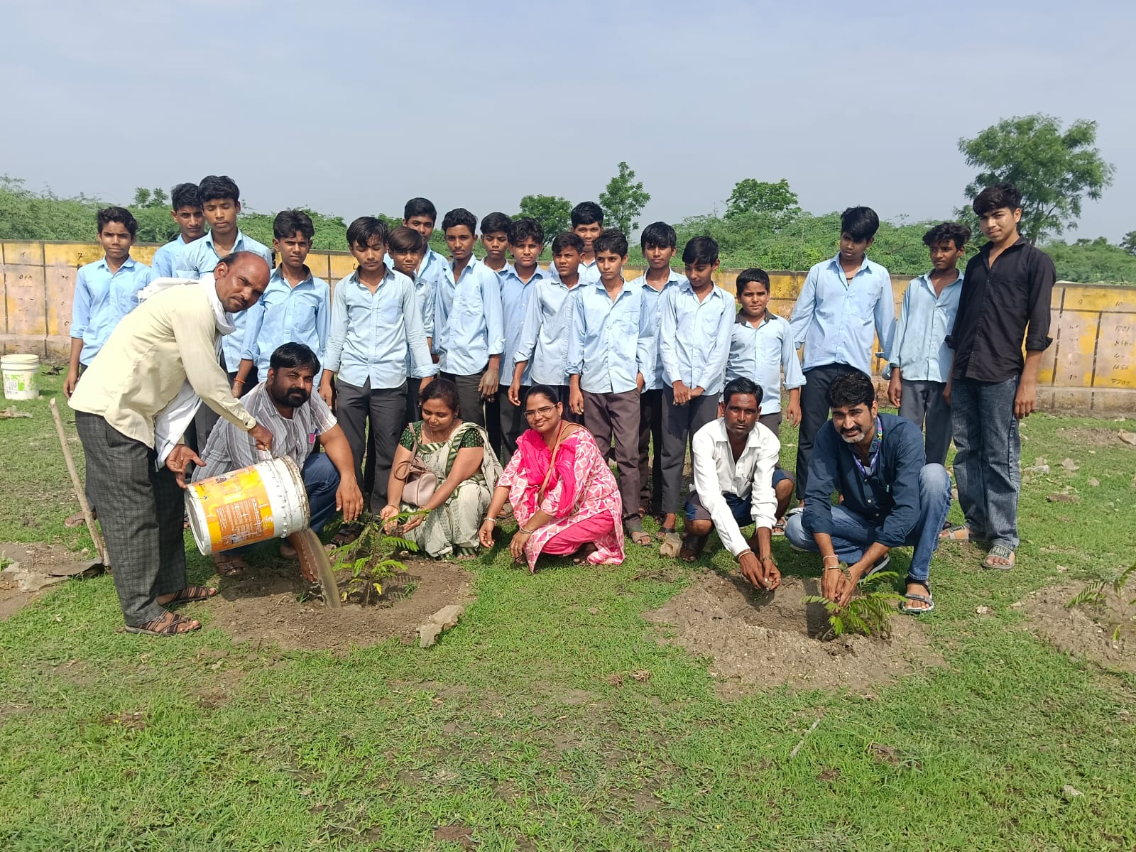 पनवाड़ खेल मैदान में विद्यार्थियों ने लगाएं दर्जनों पौधे
