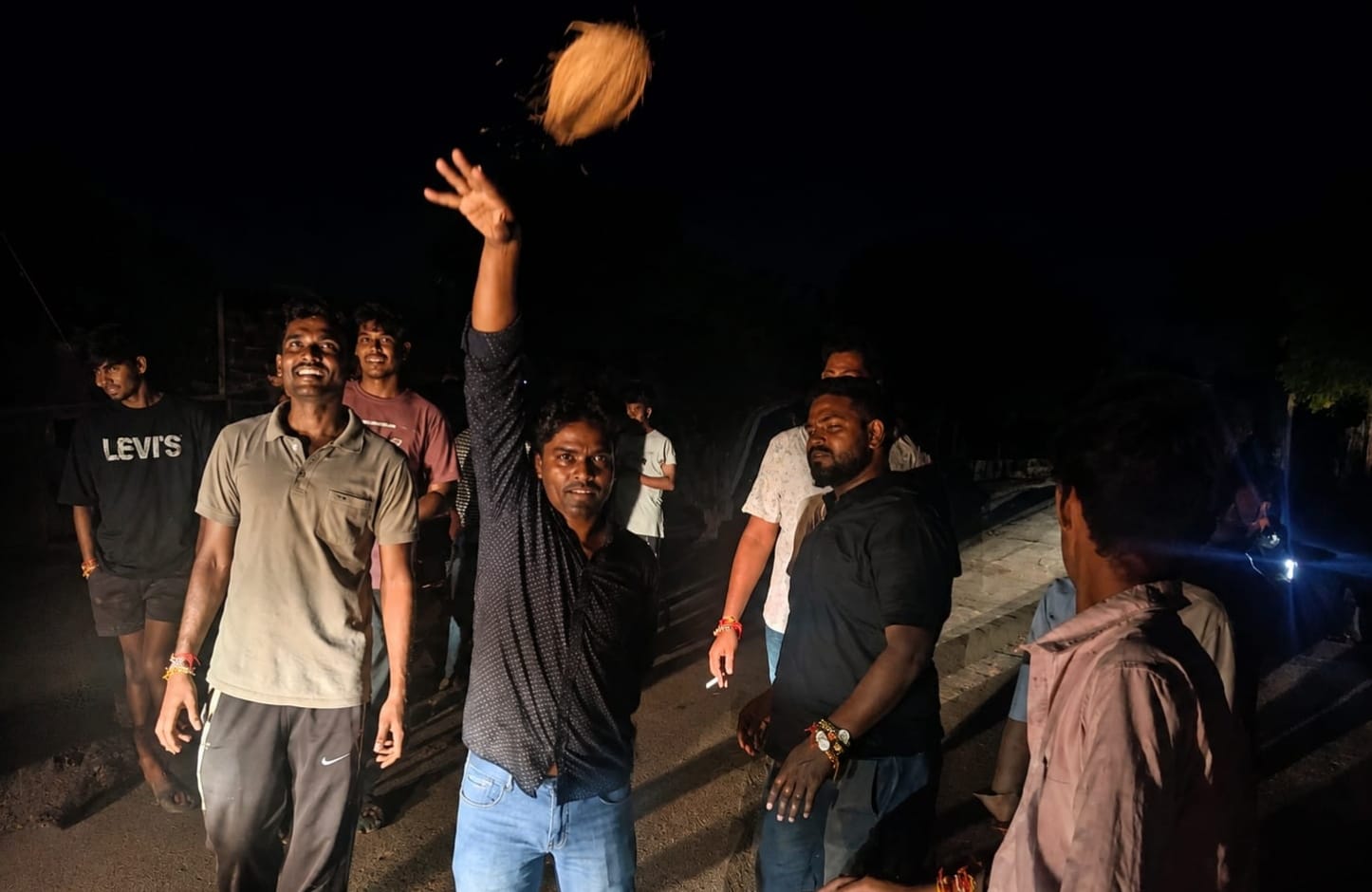 पनवाड़ गांव में 7 किलोमीटर तक चला नारियल फेंकने का पारंपरिक खेल, निभा रहे हैं परंपरा