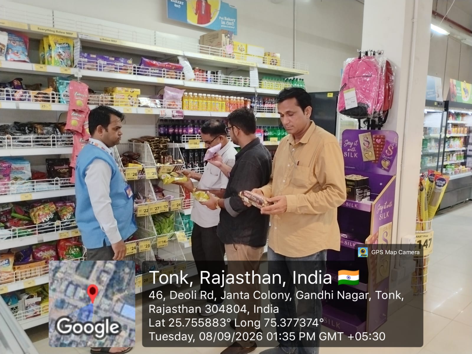 देवली,रिलायंस रिटेल से धनिया पाउडर व बिस्कुट के नमूने लिए