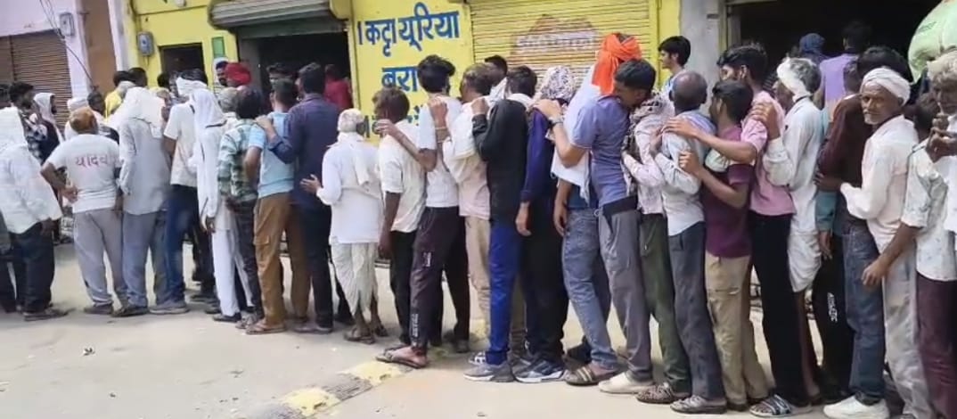 देवली,डीएपी खाद के लिए घंटों लाइनों में खड़े रहे किसान,एक ही पॉस मशीन से वितरण में देरी