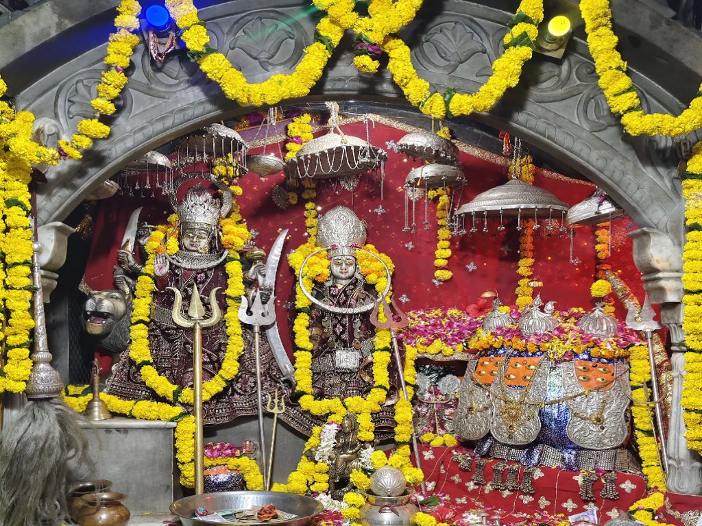 नवरात्र के पहले दिन महामाई के दरबार में उमड़े श्रद्धालु, शक्तिपीठों पर लगी कतारें