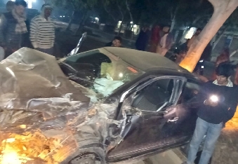 देवली ,शहर के राष्ट्रीय राजमार्ग से सटकर गुजर रहे बीसलपुर रोड पर शनिवार रात एक सड़क हादसे में कार 