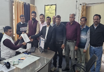 देवली, प्रताप नारायणी नगर विकास समिति जयपुर रोड के लोगों ने सोमवार को एसडीओ मनोज कुमार व पालिकाध्