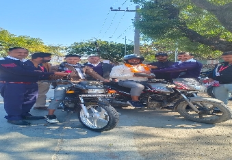 देवली,राष्ट्रीय सड़क सुरक्षा माह को लेकर मंगलवार को देवली में यातायात पुलिसकर्मियों ने लोगों से