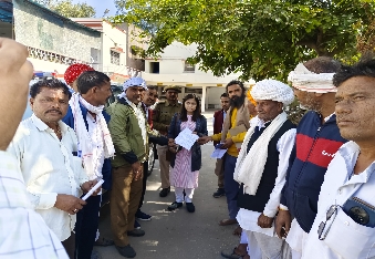 देवली ,सिरोही ग्राम पंचायत बनाने की मांग को लेकर ग्रामीणों ने मंगलवार को टोंक पहुंचकर जिला कलक्ट