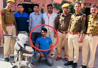 देवली ,करीब 8 माह पूर्व शहर के बावड़ी बालाजी मंदिर से चांदी के छत्र चुराने के एक फरार आरोपी को देवल
