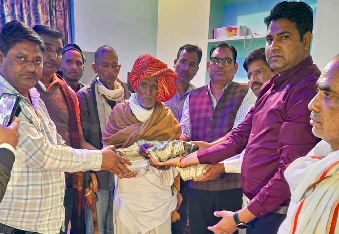 आश्रितों को 30 लाख रुपए की सहायता सौपी, ट्रैक्टर हादसे में गई थी जान